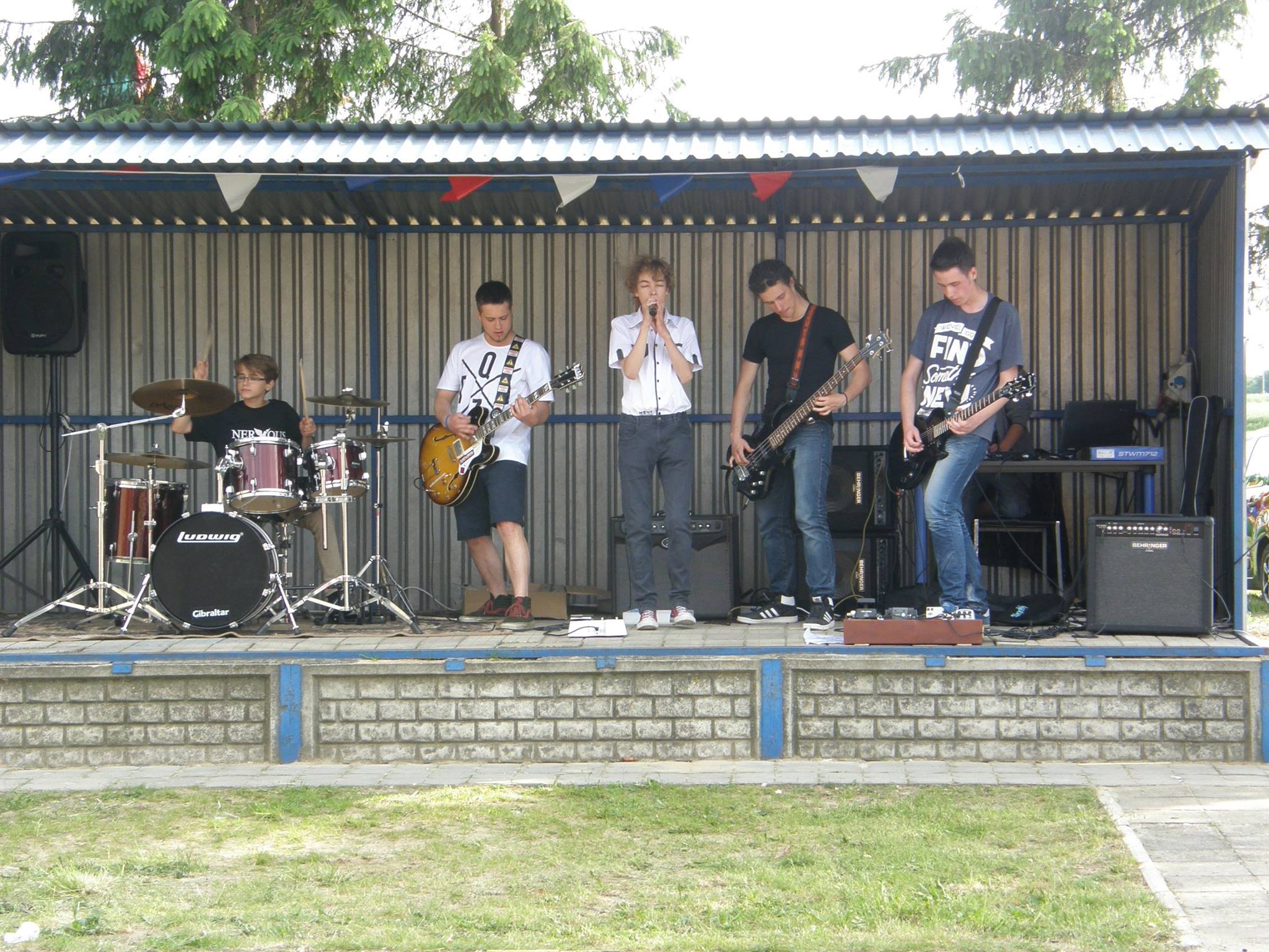 Zespół pięciu chłopaków gra koncert.
